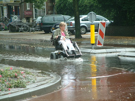 Hbo Iv Hboreader NL Vrouw In Scootmobiel Door Water